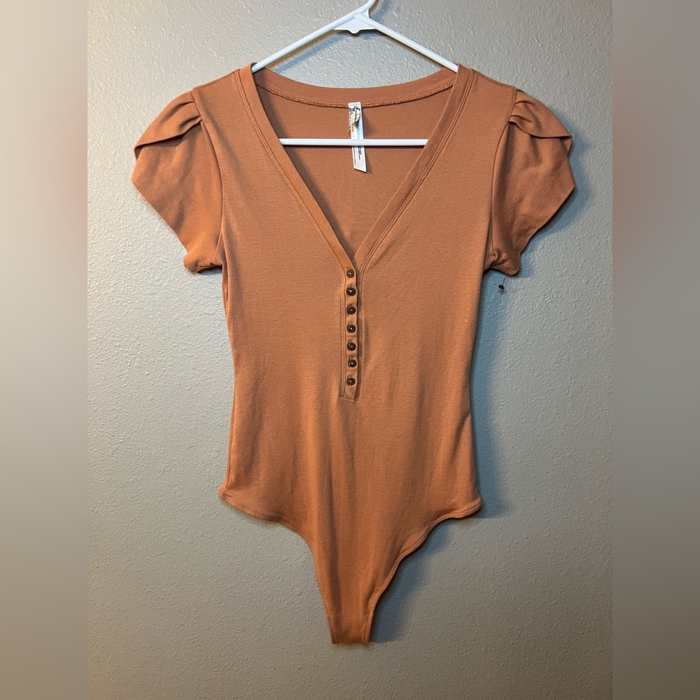🍑 NWOT FREE PEOPLE Fitted Puff Sleeve Bodysuit in Light Orange Small